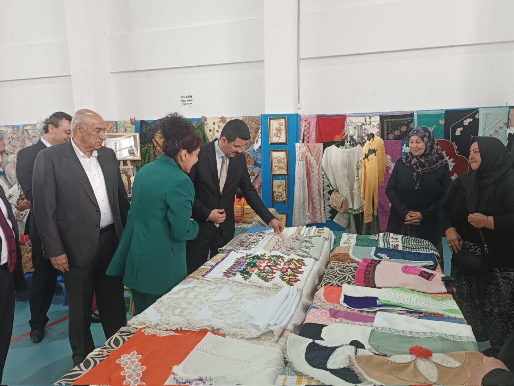 Cihanbeyli Halk Eğitim Merkezi’nde yıl sonu sergisi açıldı